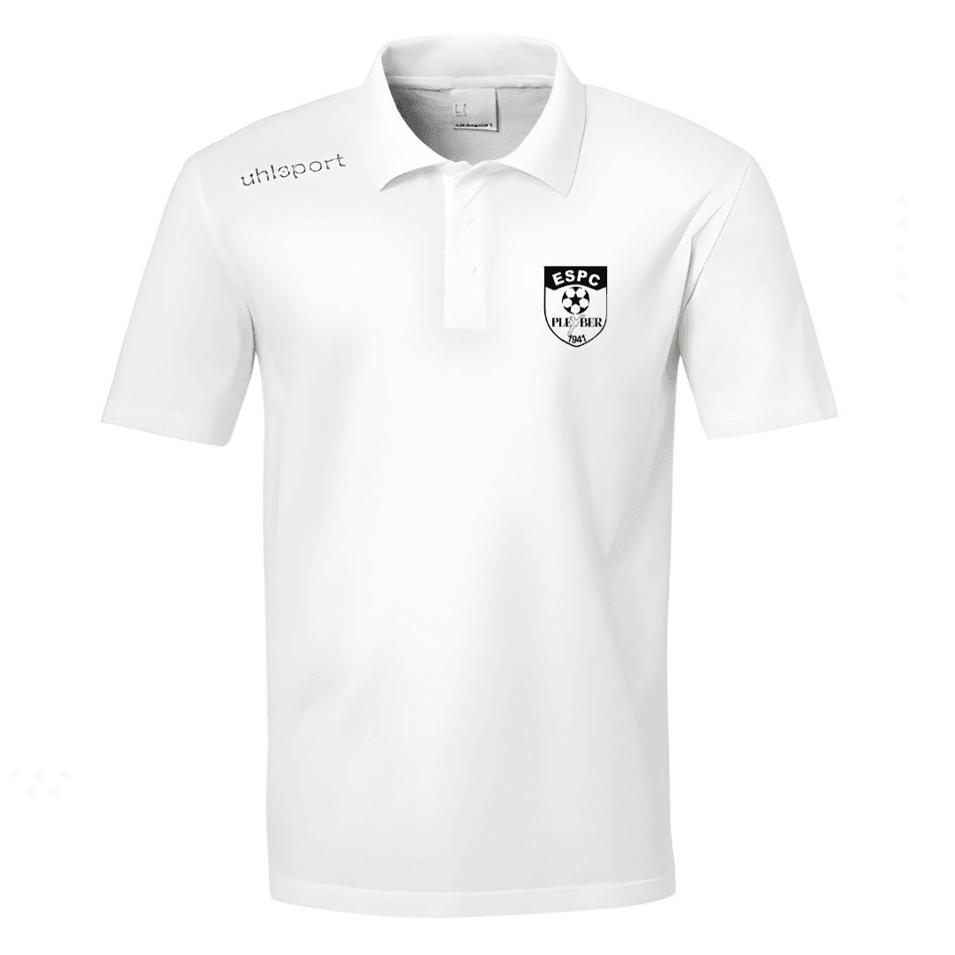 Polo bleu à manches courtes avec un petit logo blanc sur la poitrine et des étiquettes de col sur fond uni