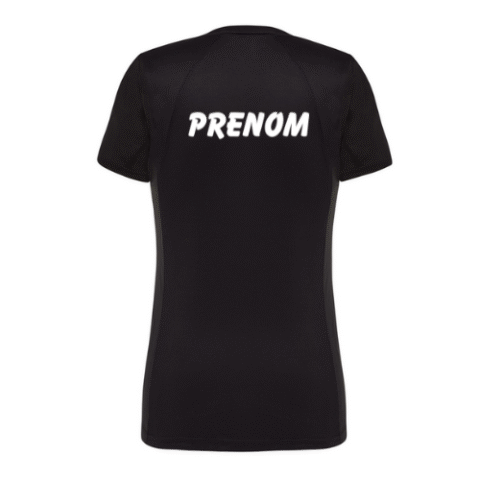 T-shirt noir à manches courtes avec un petit logo blanc et jaune sur la poitrine