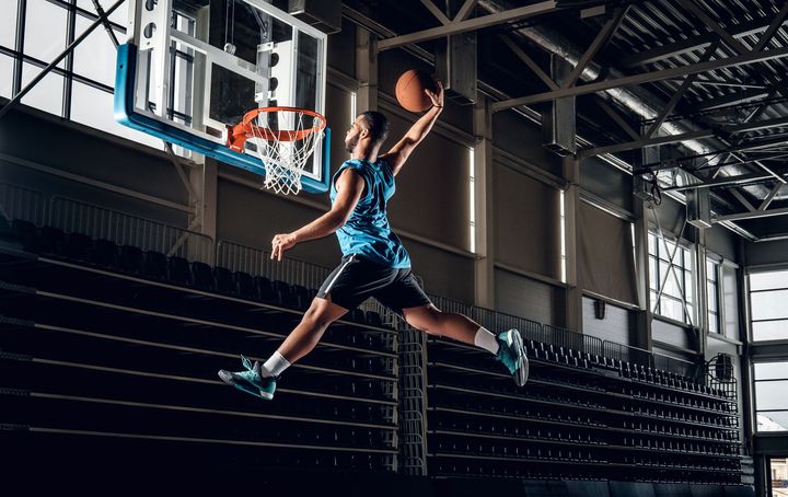Un joueur de basket-ball en maillot bleu