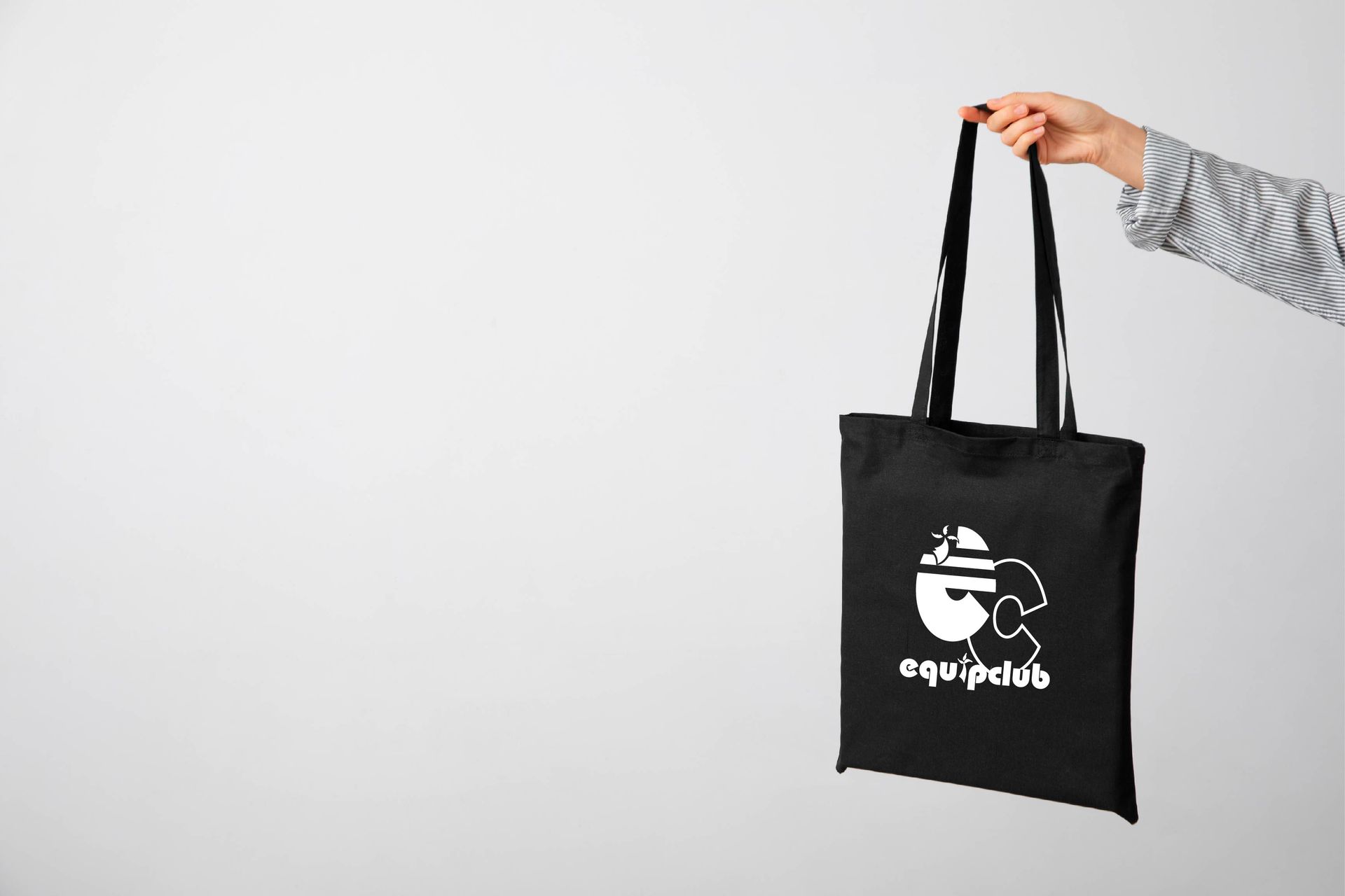 Six personnes portant des gilets à l'effigie d'Equio Club 