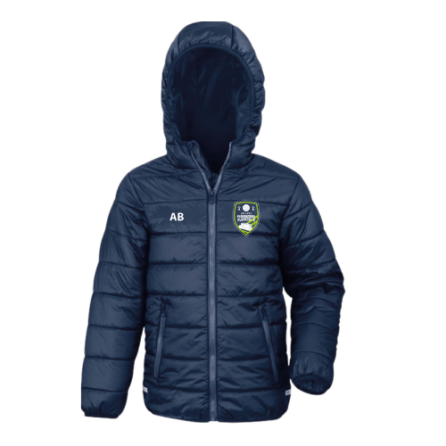 Doudoune à capuche bleu marine avec logo et initiales sur la poitrine, présentée sur fond blanc