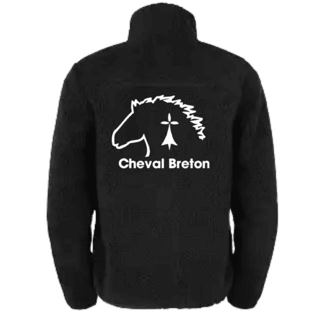 Veste polaire noire zippée avec un petit écusson drapeau américain sur la manche, vue de face.