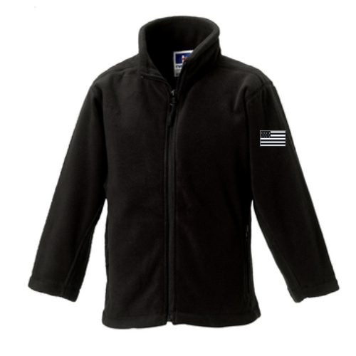 Veste polaire noire zippée avec un petit écusson drapeau américain sur la manche, vue de face.