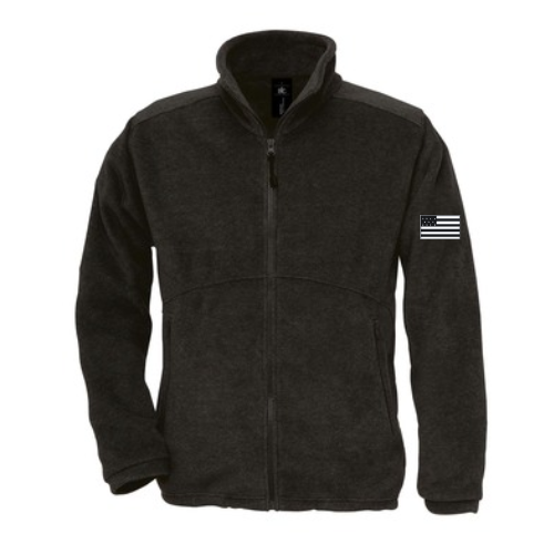 Veste polaire gris foncé à fermeture éclair avec un petit écusson drapeau sur la manche.