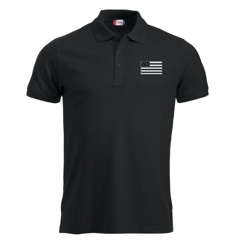 Polo noir avec un petit écusson drapeau américain sur la poitrine
