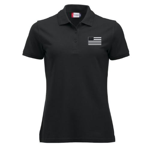 Polo noir avec un petit emblème de drapeau à rayures blanches sur la poitrine.