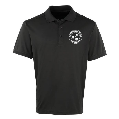 Polo noir à manches courtes et logo circulaire sur la poitrine, sur fond uni.