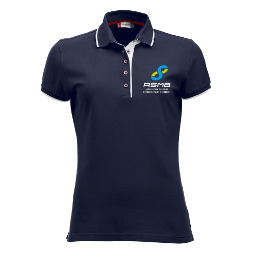 Polo bleu marine à col blanc et logo sur la poitrine, vu de face sur fond blanc.