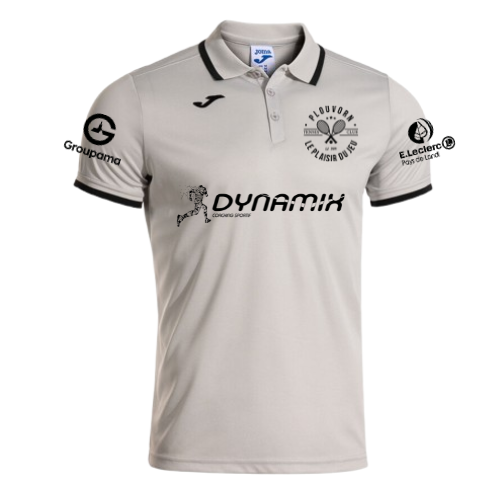 Polo gris clair avec finitions noires et logos des sponsors sur la poitrine et les manches.