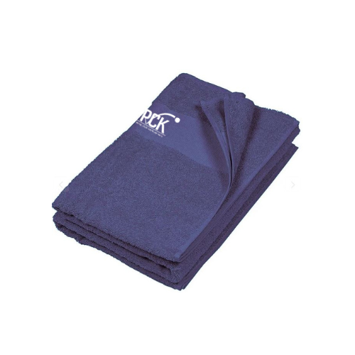 Serviette bleu foncé pliée avec un logo blanc sur fond blanc