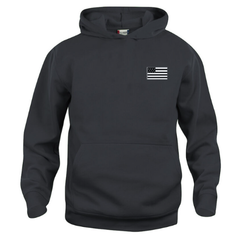 Sweat à capuche noir avec un petit emblème drapeau noir et blanc sur la poitrine.