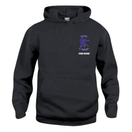 Sweat à capuche noir avec un petit motif violet sur la poitrine.