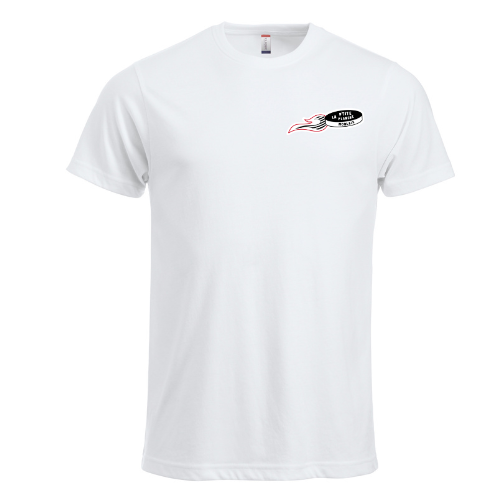 T-shirt blanc avec un petit logo rouge et noir sur la poitrine gauche.