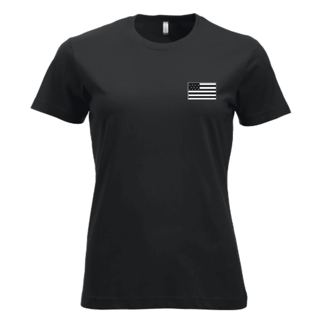 T-shirt noir avec un petit drapeau américain imprimé sur la poitrine gauche.