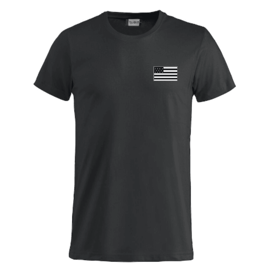 T-shirt noir avec un petit drapeau américain imprimé sur la poitrine gauche