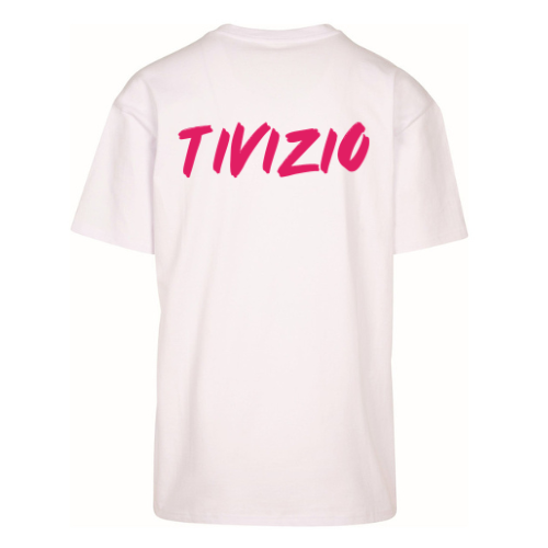 T-shirt blanc avec un petit logo rose centré sur la poitrine