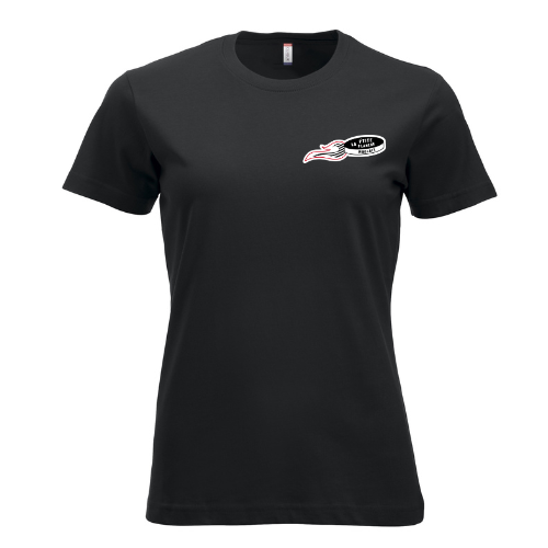 T-shirt noir avec un petit motif blanc et rouge sur la poitrine gauche