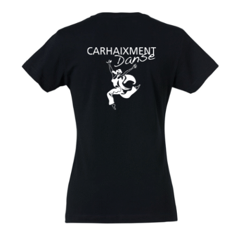 T-shirt noir à manches courtes avec un petit motif et un texte blancs sur la poitrine gauche, sur fond uni.