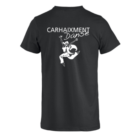 T-shirt noir avec un petit motif blanc sur la poitrine gauche.