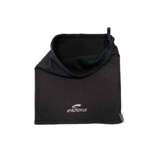 Cache-cou ou masque en eidra noir plié sur fond blanc