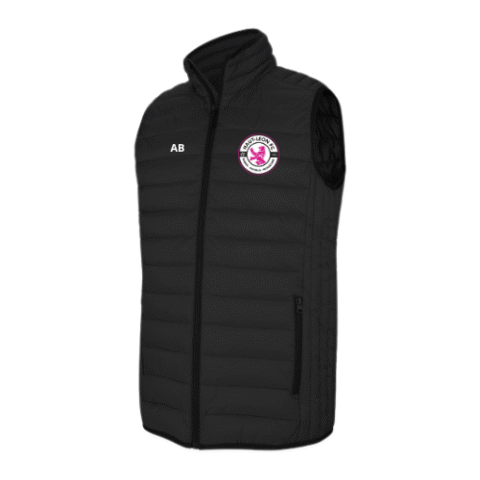 Gilet matelassé noir à fermeture éclair avec les initiales « AB » et un logo circulaire rose et blanc sur la poitrine.