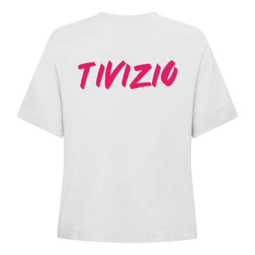 T-shirt blanc avec un petit motif rose centré sur la poitrine