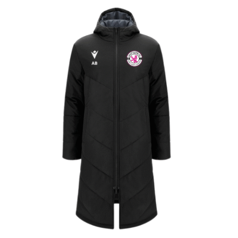 Long manteau noir à capuche avec fermeture éclair sur le devant, logo sur la poitrine et initiales « AD » sur le côté gauche.