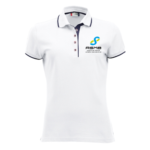 Polo bleu marine à col blanc et logo sur la poitrine, vu de face sur fond blanc.