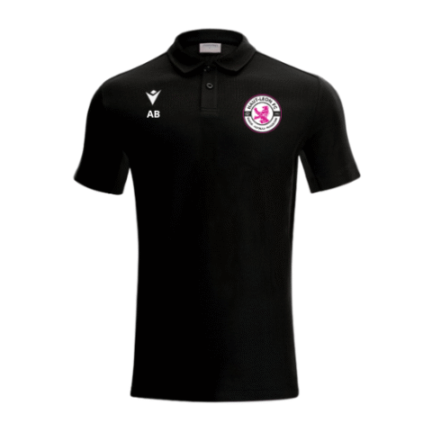 Polo noir à manches courtes, col zippé et petits logos blancs sur la poitrine.