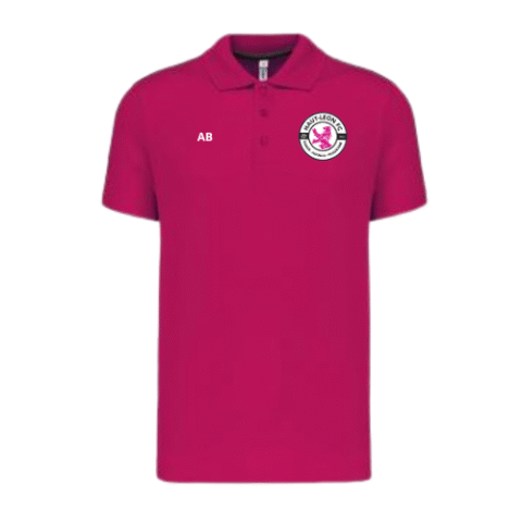 Polo magenta à col, logo brodé et initiales sur la poitrine.