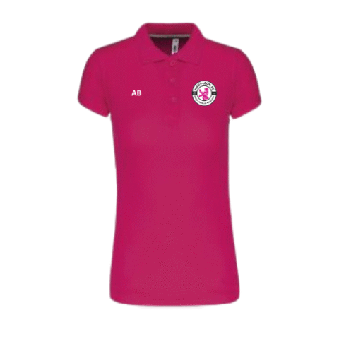 Polo magenta avec les initiales « AB » et un logo circulaire sur la poitrine.