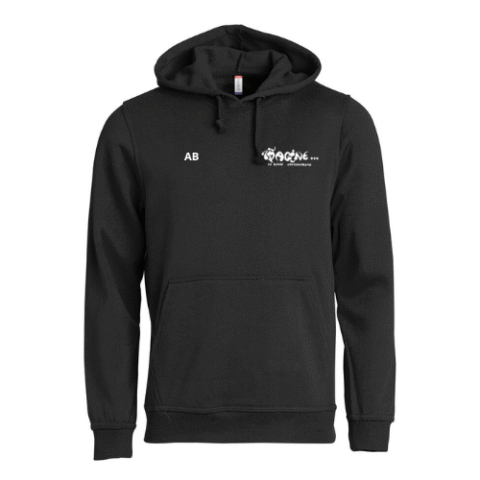 Sweat à capuche noir avec petits logos blancs sur la poitrine et poche kangourou sur le devant, sur fond blanc.