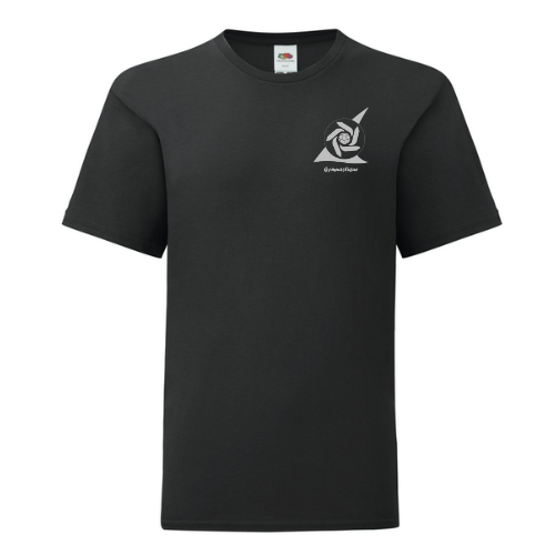 T-shirt noir à manches courtes avec un petit logo blanc sur la poitrine gauche