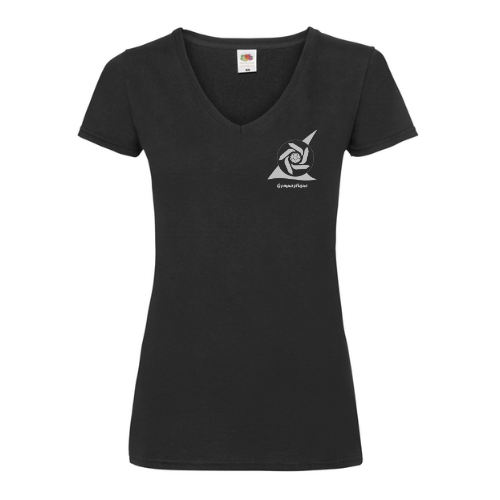 T-shirt noir à col en V avec un petit logo blanc sur la poitrine, sur fond uni