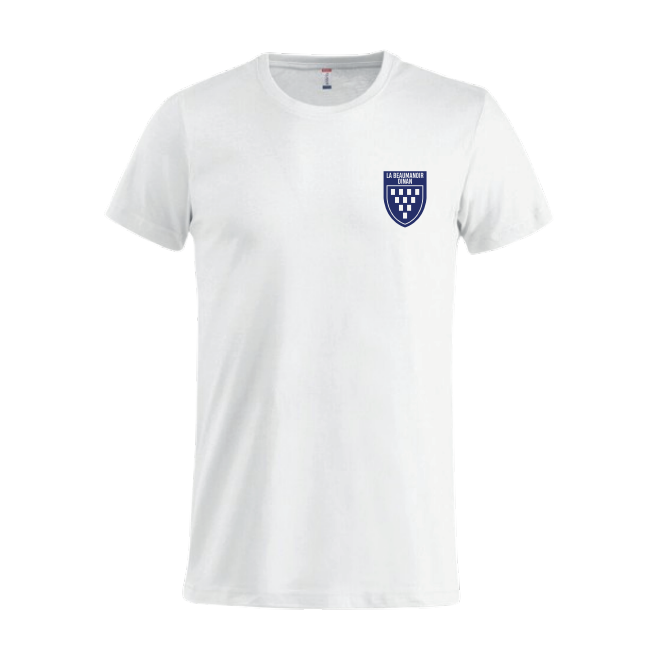 T-shirt bleu marine avec un petit écusson blanc sur la poitrine gauche, vue de face