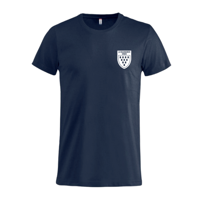 T-shirt bleu marine avec un petit écusson blanc sur la poitrine gauche, vue de face