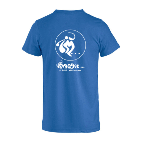 T-shirt bleu avec un petit logo blanc sur la poitrine, isolé sur fond blanc