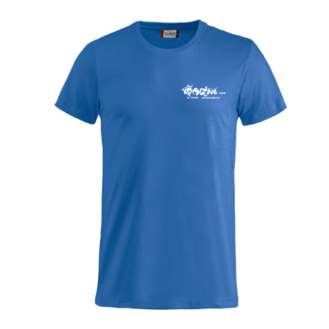 T-shirt bleu avec un petit logo blanc sur la poitrine, isolé sur fond blanc