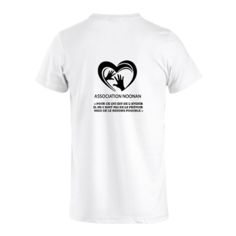 T-shirt blanc avec un petit logo en forme de cœur noir et du texte sur la poitrine