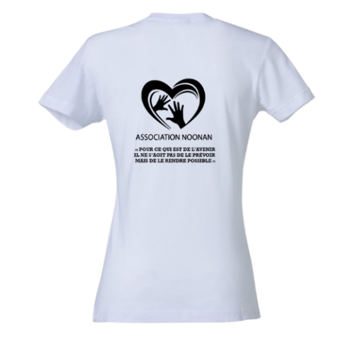 T-shirt blanc avec un petit logo en forme de cœur noir sur la poitrine