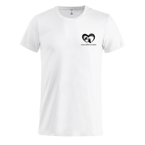 T-shirt blanc avec un petit logo en forme de cœur noir et du texte sur la poitrine