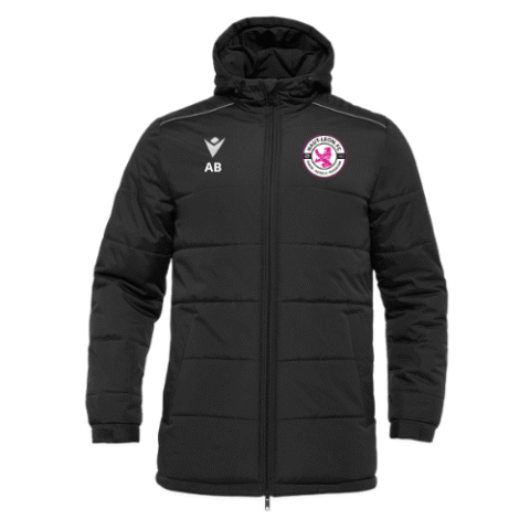 Doudoune noire à capuche avec logo et initiales sur la poitrine.