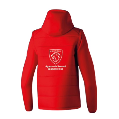 Doudoune rouge à capuche avec logos et écussons blancs sur la poitrine.