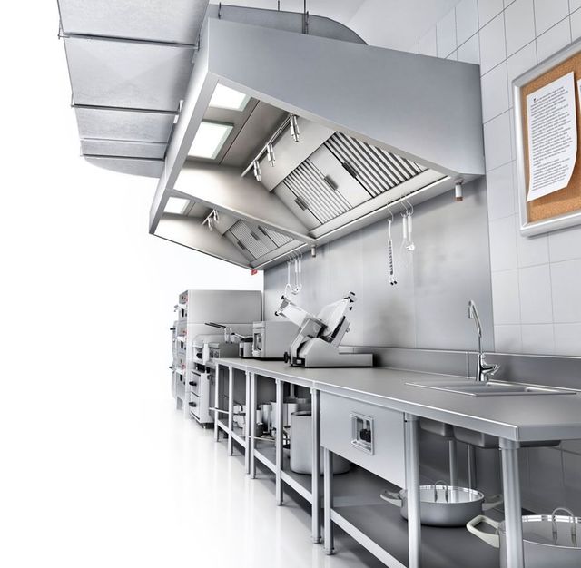 Una cocina con muchos electrodomésticos de acero inoxidable.