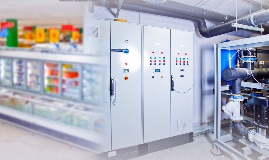 Una sección de alimentos congelados de un supermercado al lado de un panel de control.