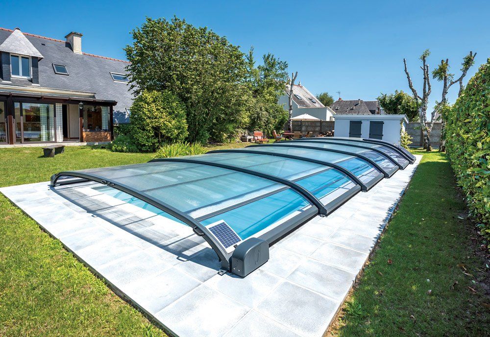 Abris de piscine avec panneau solaire