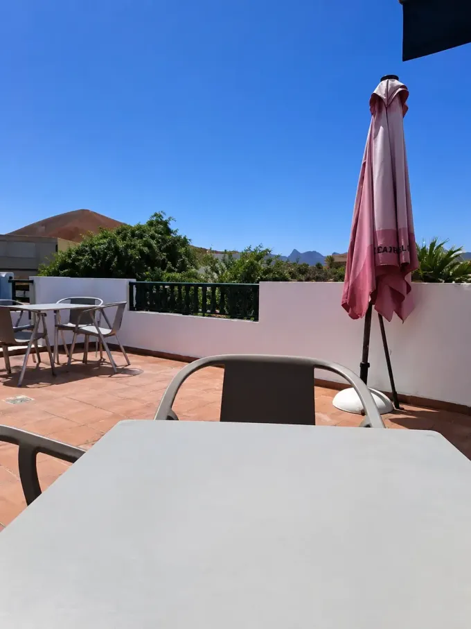 Icono de marcador de posición gris claro con un sol y montañas sobre fondo blanco