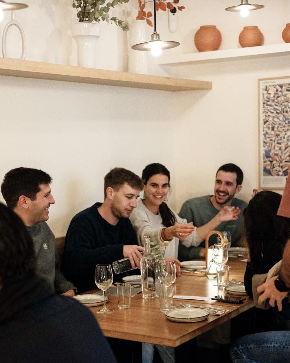 Un grupo de personas están sentadas en una mesa en un restaurante.