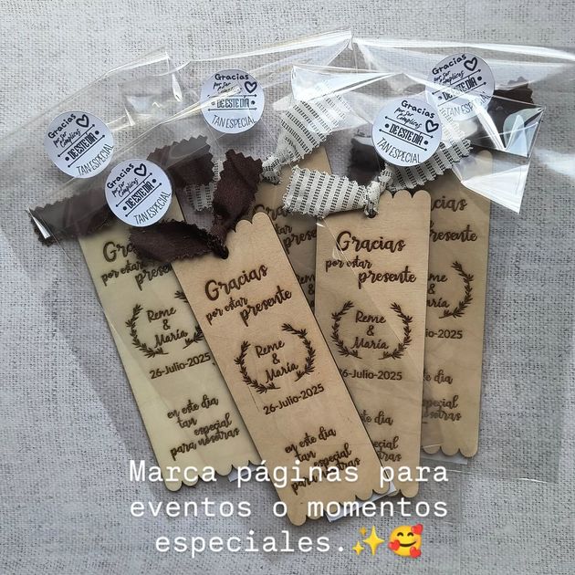 Un montón de plantas en macetas están colocadas sobre un suelo de baldosas.