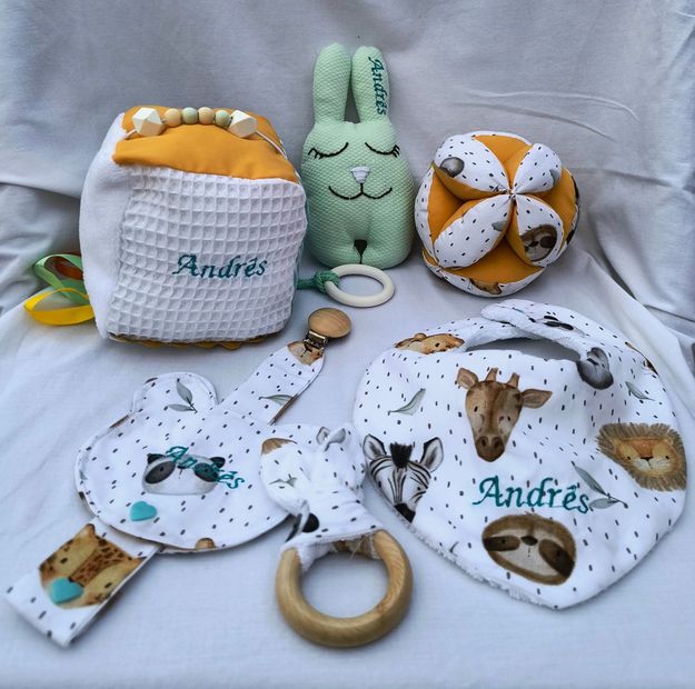 Una fila de botellas de vino están alineadas en el alféizar de una ventana.